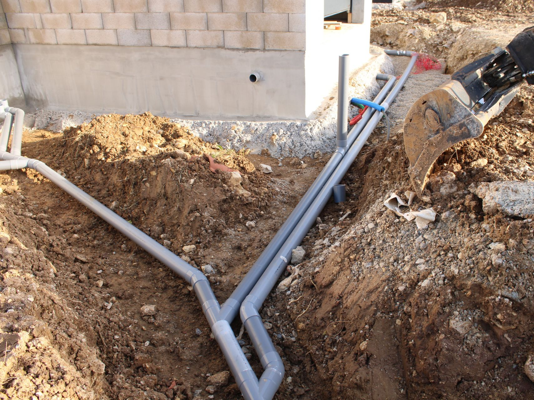 Installation de tuyaux dans les tranchées 