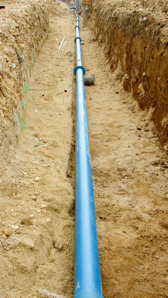 Installation d'un réseau de tuyaux dans une tranchée