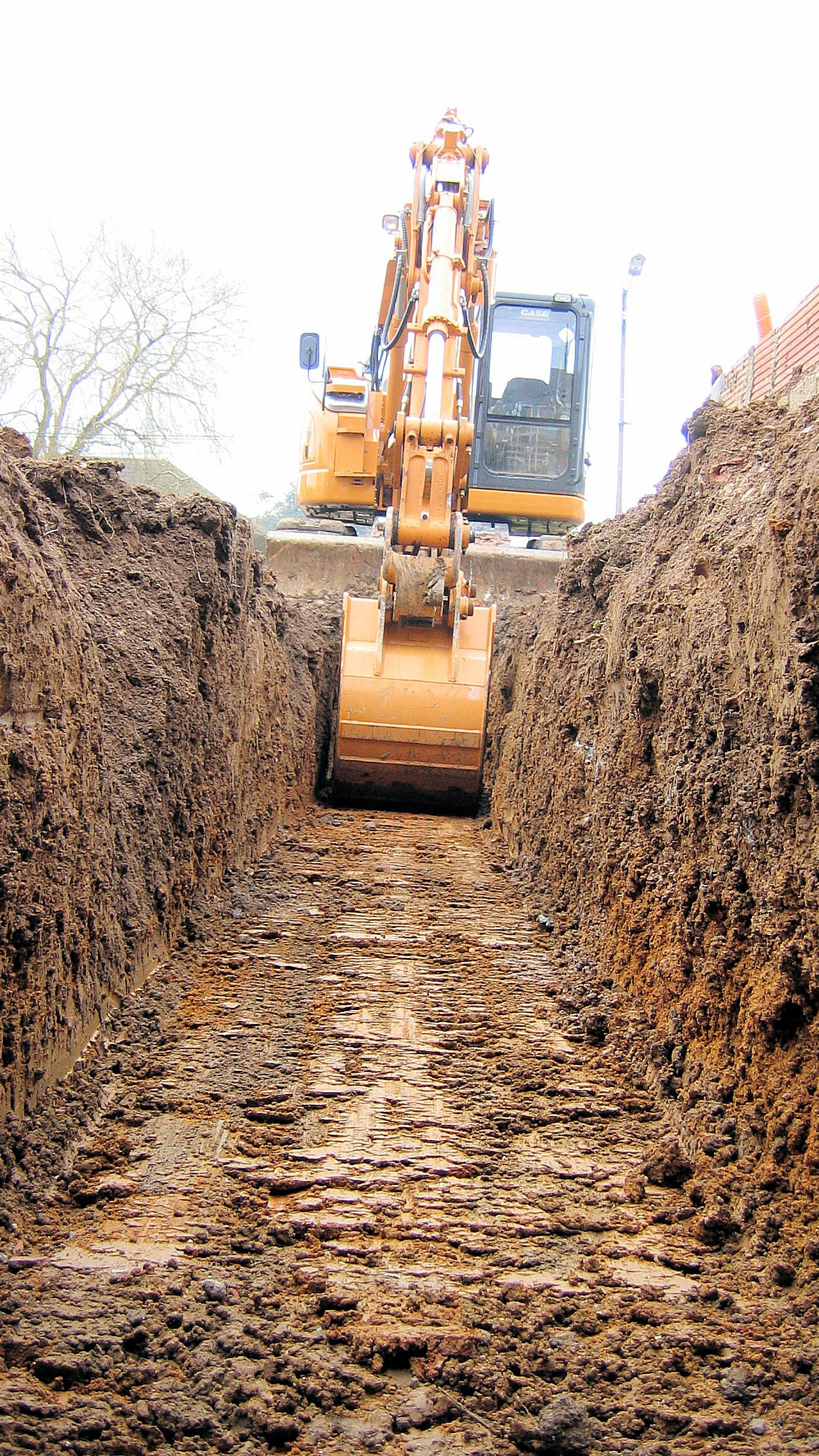 Création d'une tranchée avec une tractopelle