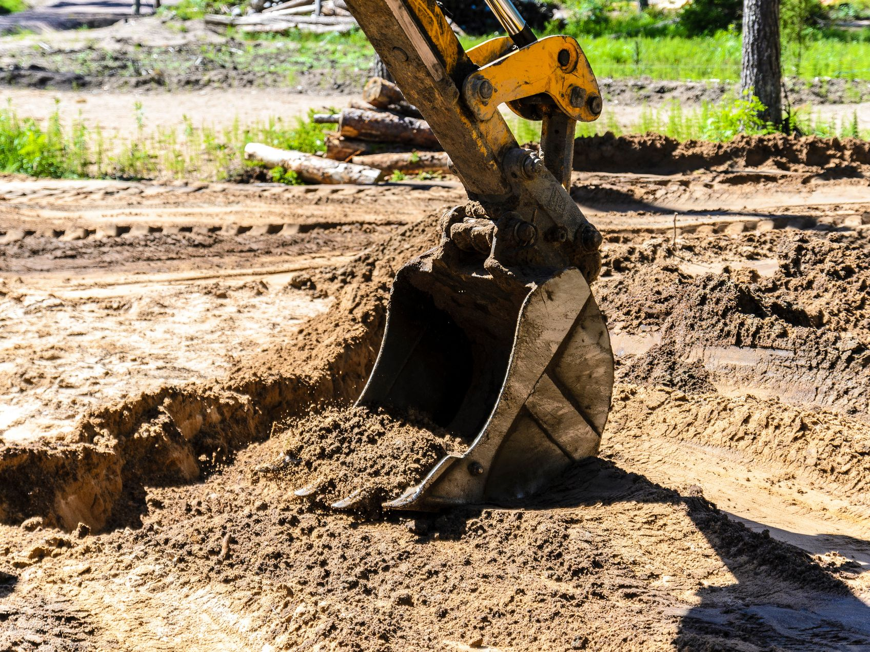 Tractopelle utilisée pour le terrassement d'un terrain