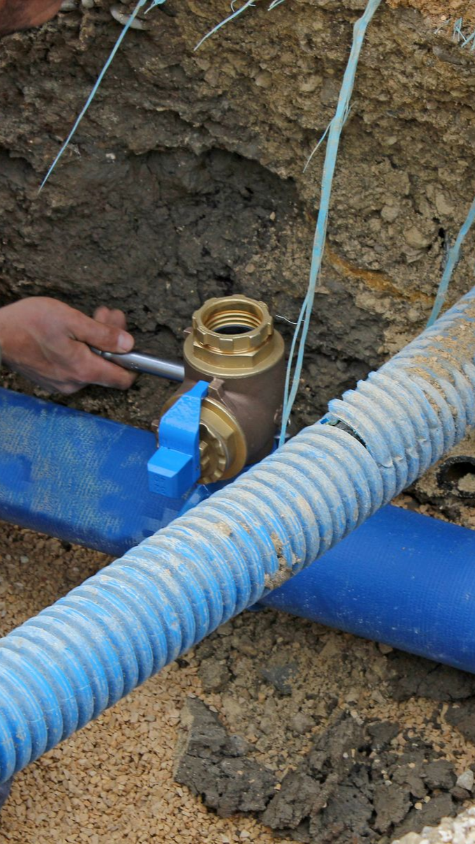 Installation de tuyaux pour le raccordement aux réseaux 