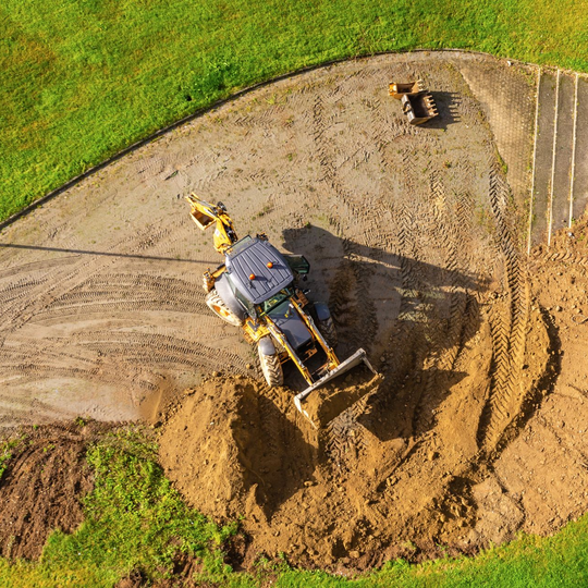 Terrassement d'un terrain avec une tractopelle vue de haut 