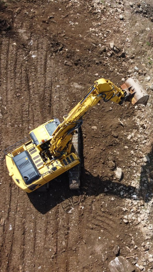 Terrassement avec une tractopelle vue de haut