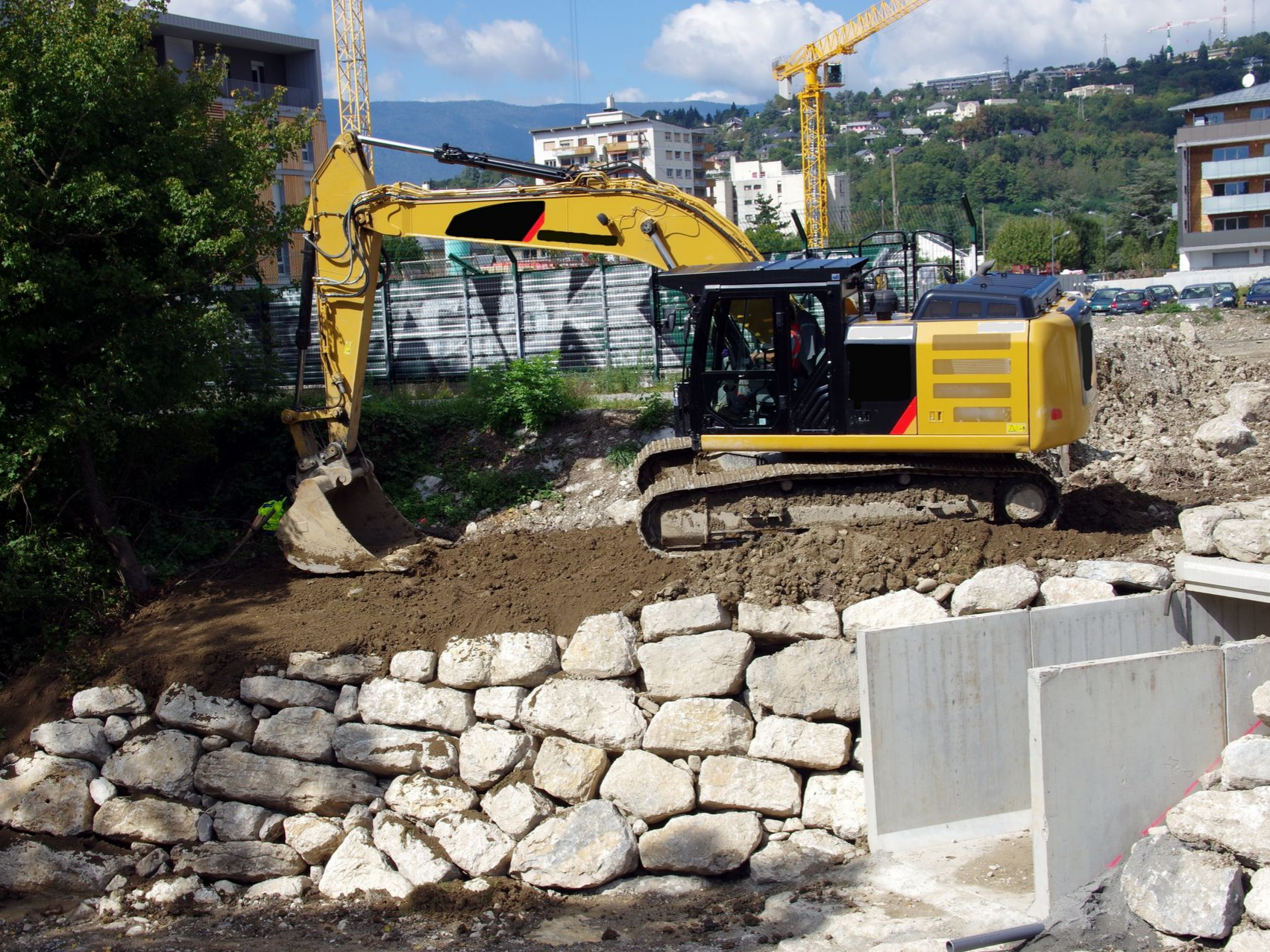 Construction d'un enrochement pour sécuriser un terrain 