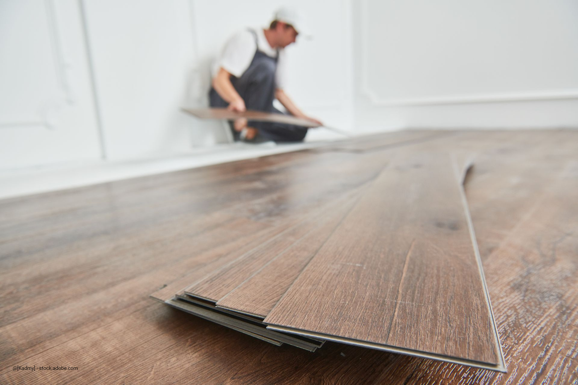 Handwerker mit Laminat