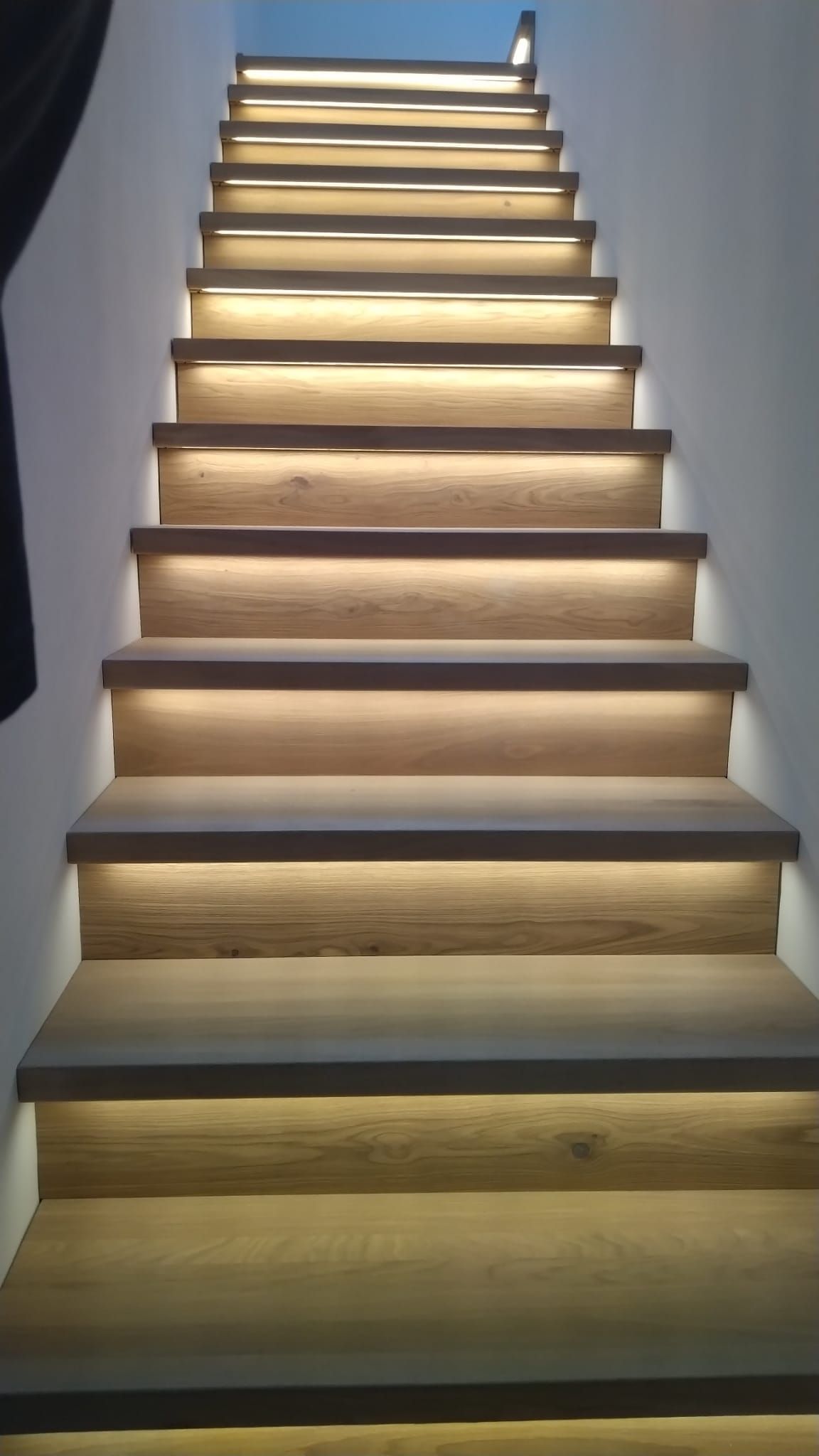 Beleuchtete Holztreppen