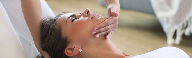 Una mujer está recibiendo un masaje en un spa.