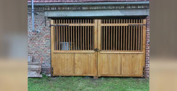 Laurent Grevet à Drucat réalise des portes de garage en bois
