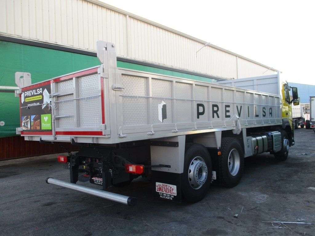 Una camioneta blanca con la palabra previlsa en el costado