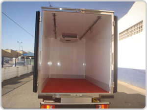 La parte trasera de una camioneta blanca con la puerta abierta