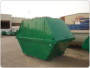 Un gran contenedor de basura verde está estacionado en un estacionamiento.