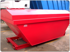 Un contenedor de basura rojo con tapa blanca se encuentra en un estacionamiento.