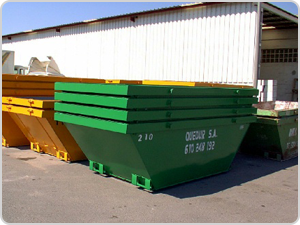 Un contenedor de basura verde tiene el número 210.