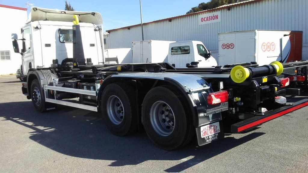 Un camión blanco está estacionado frente a un edificio.