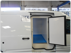 Una camioneta blanca con la puerta abierta y la palabra frcx en el costado