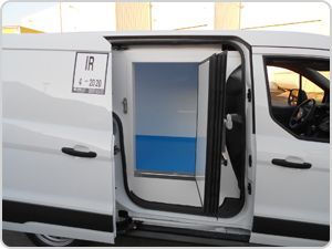 Una camioneta blanca con la puerta abierta y un cartel que dice ir