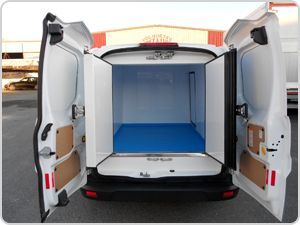 La parte trasera de una furgoneta blanca con las puertas abiertas.