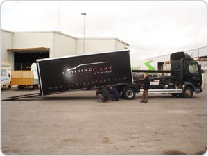 Un camión negro con la palabra