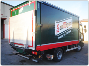 Un camión verde y rojo con la palabra San Miguel en el costado.