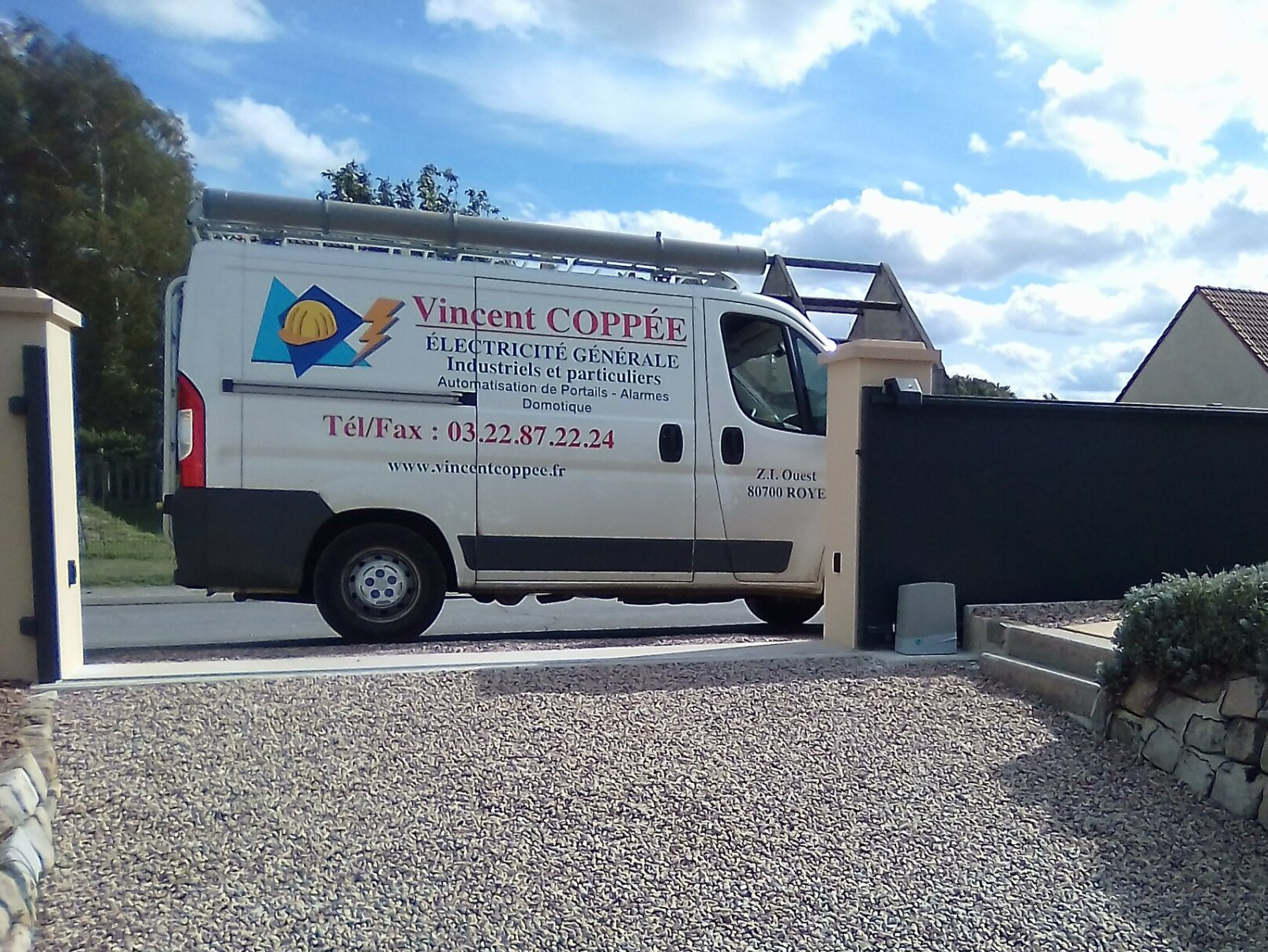 Un véhicule de  la SARL Vincent COPPEE