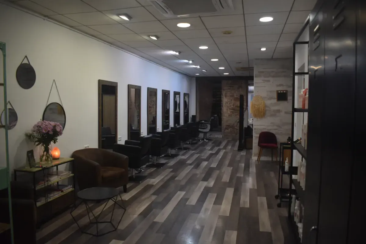 Un grupo de personas en un pasillo, sonriendo y levantando las manos en señal de celebración.