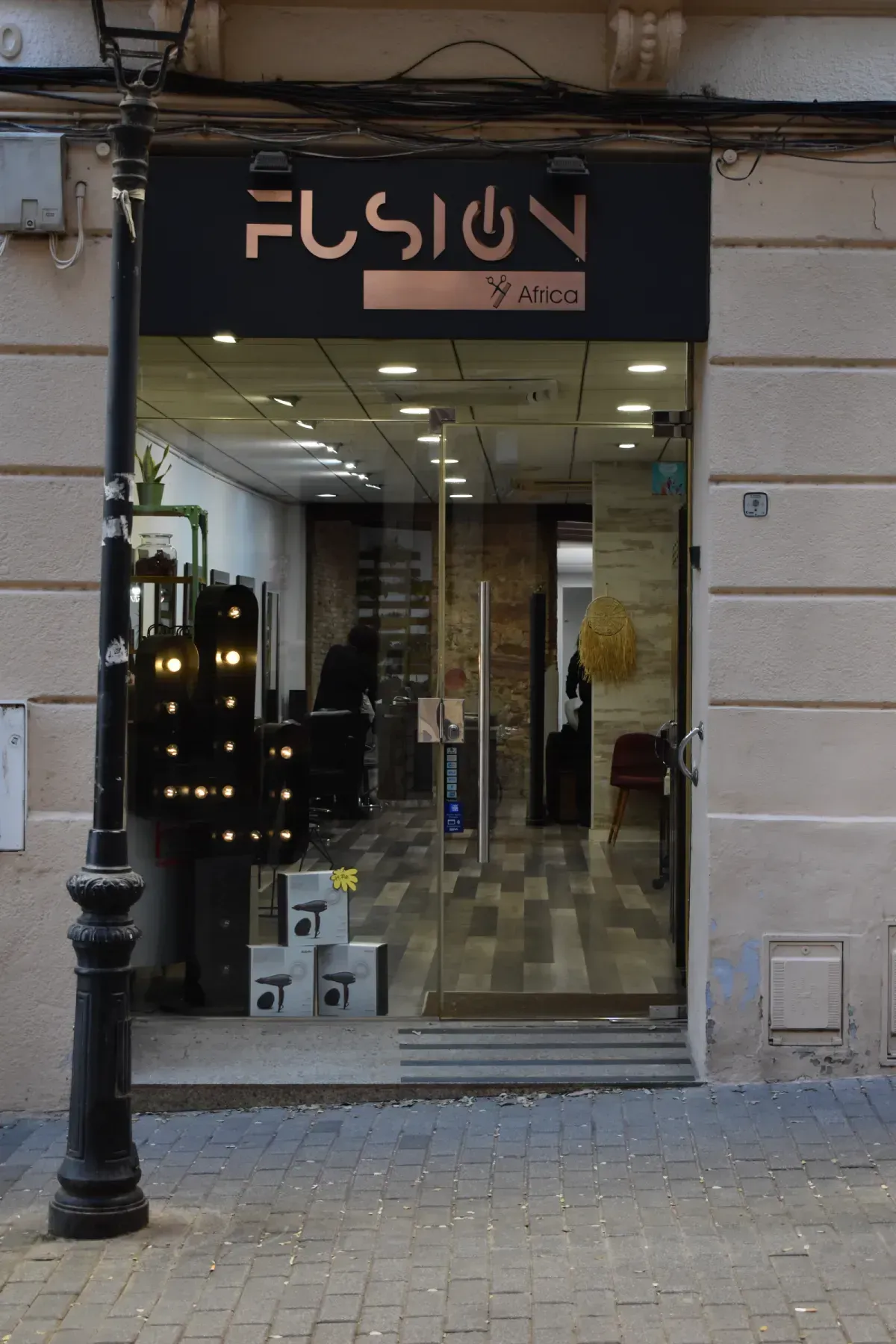 Entrada de la tienda con puertas de cristal, letrero 