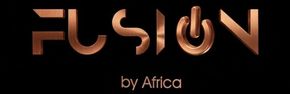 Logotipo de cobre &ldquo;FUSION&rdquo; con bot&oacute;n de encendido O y texto peque&ntilde;o &ldquo;by Africa&rdquo; sobre fondo negro.