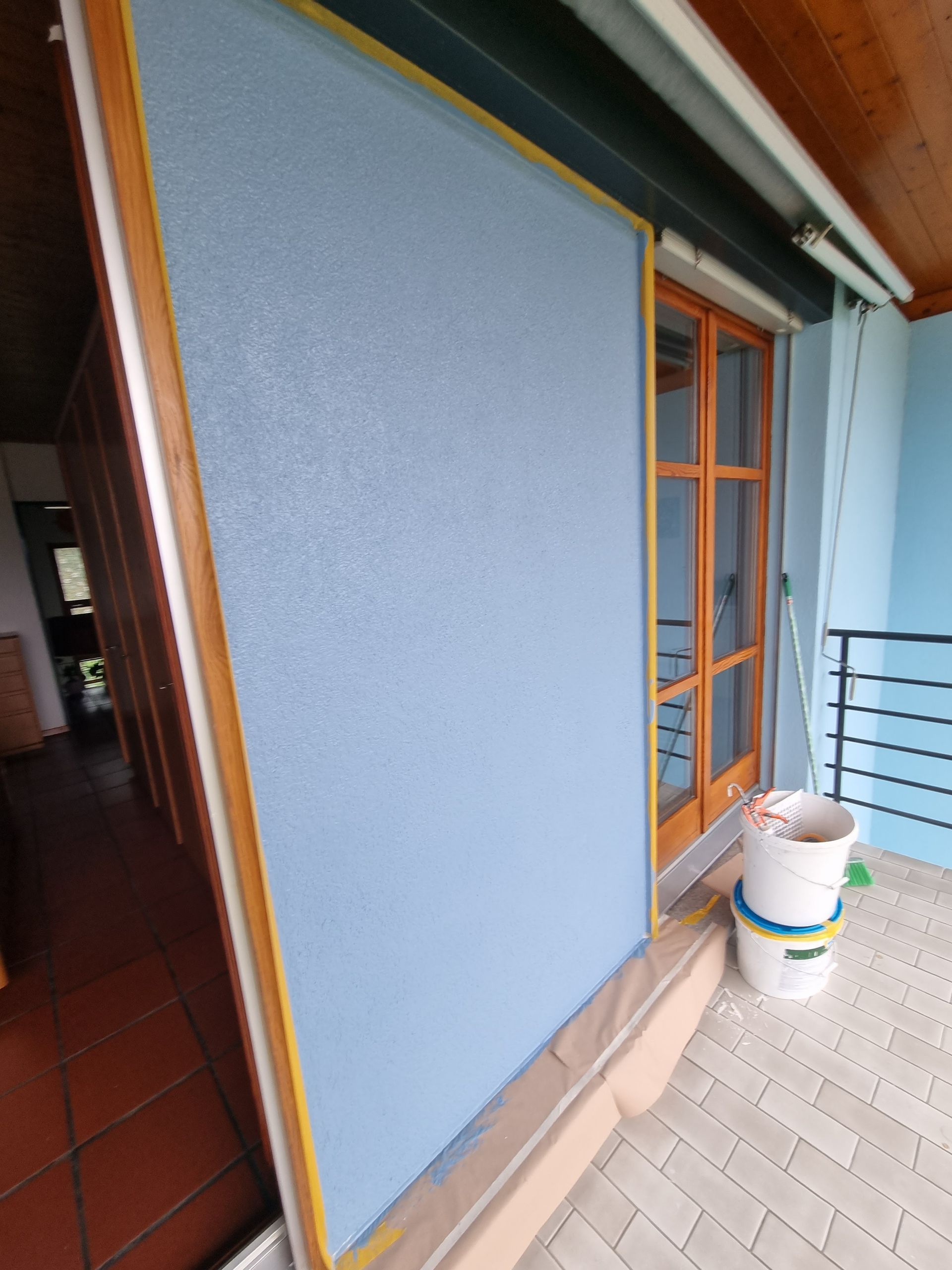 Parete ripitturata con secchio di vernice