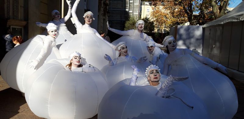 Un grupo de personas vestidas de blanco están de pie una al lado de la otra.