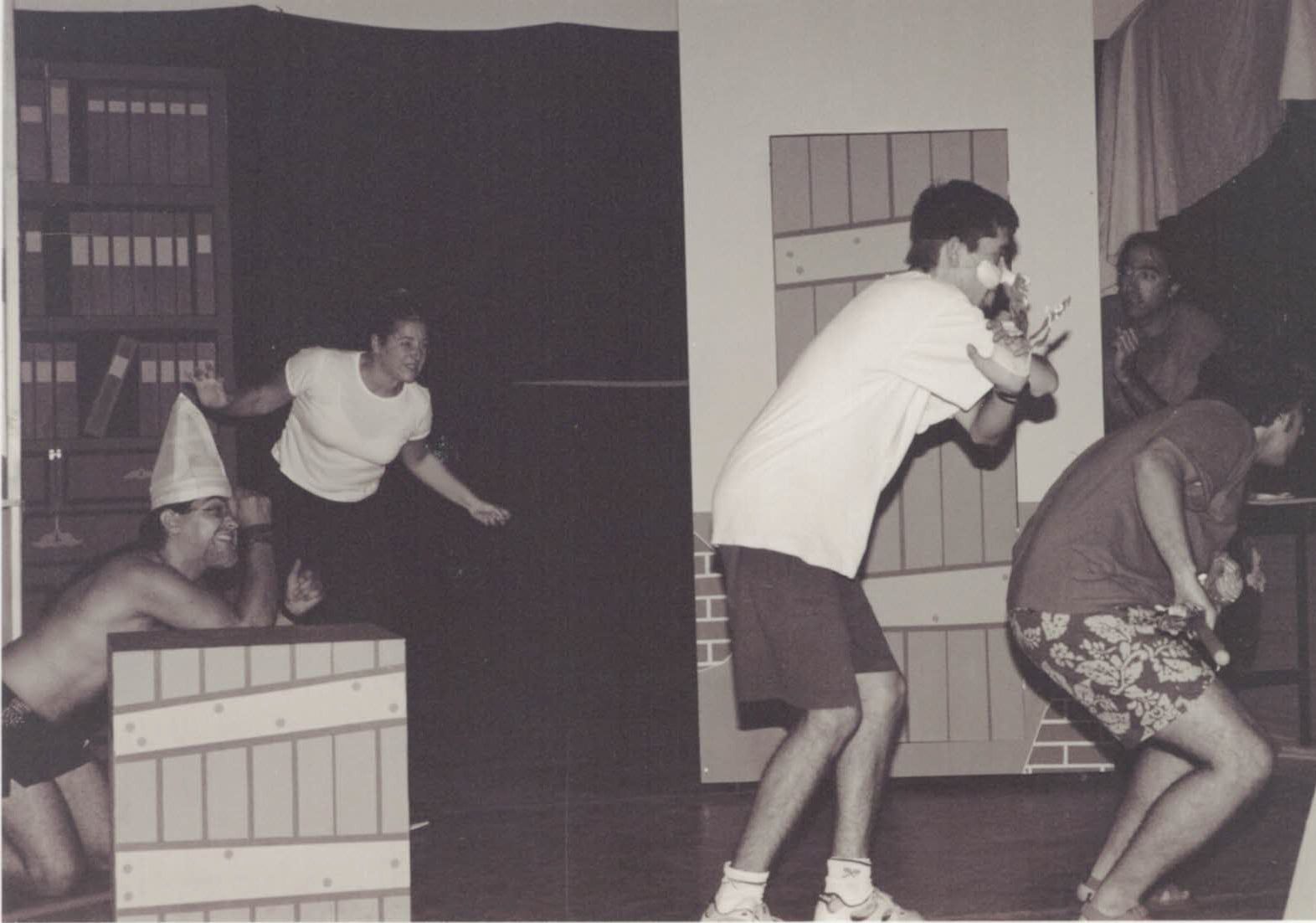 Una fotografía en blanco y negro de un grupo de personas jugando a un juego.