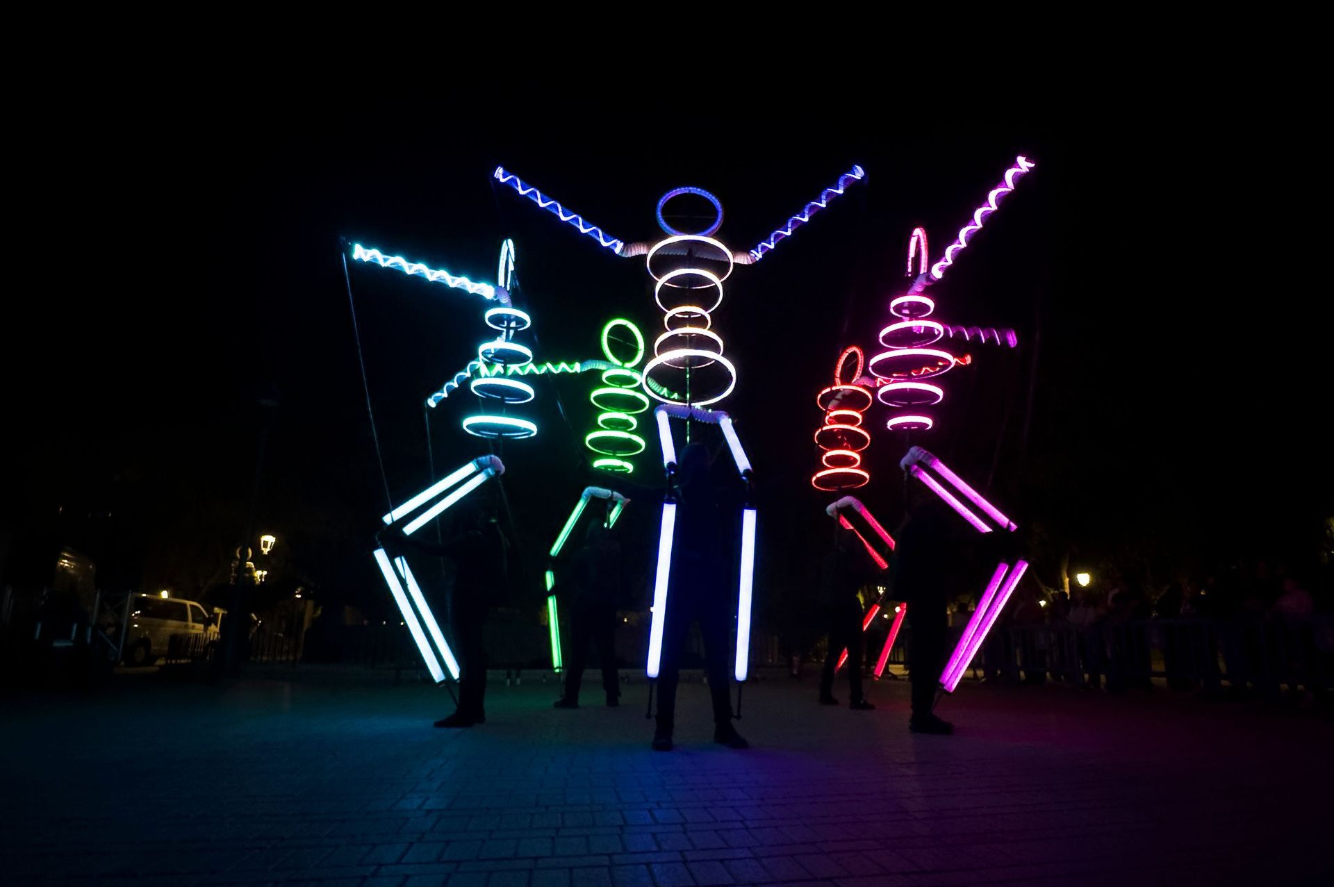 Un grupo de personas están de pie una al lado de la otra en la oscuridad.