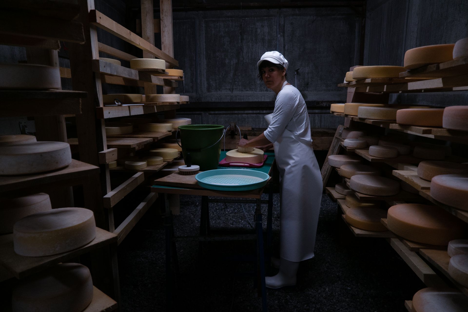 Une table en bois garnie d'une variété de fromages et de lait.
