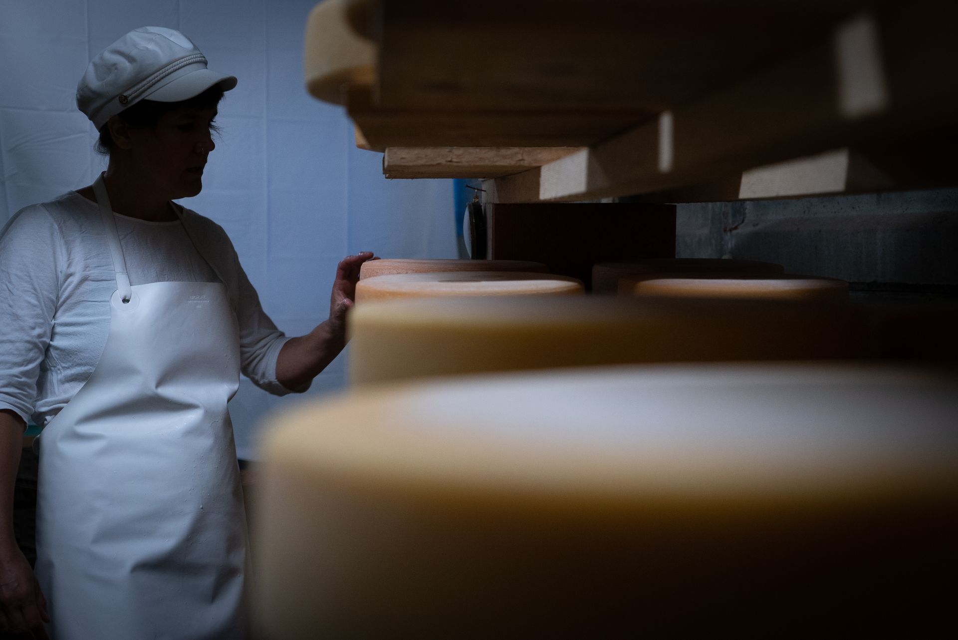 Une table en bois garnie d'une variété de fromages et de lait.