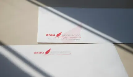 Dos sobres con la palabra arau en ellos