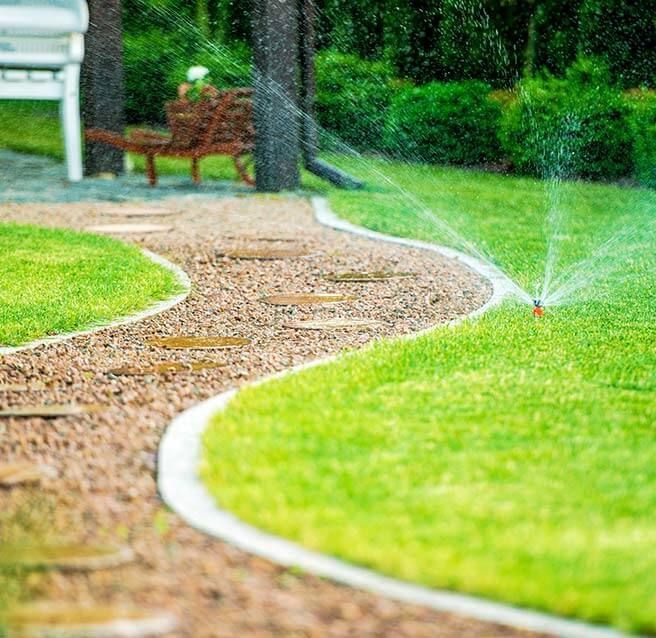 Dispositif d'arrosage automatique dans un jardin sur une pelouse