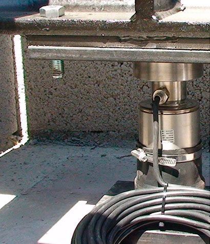 Un montón de cables están conectados a un objeto metálico.