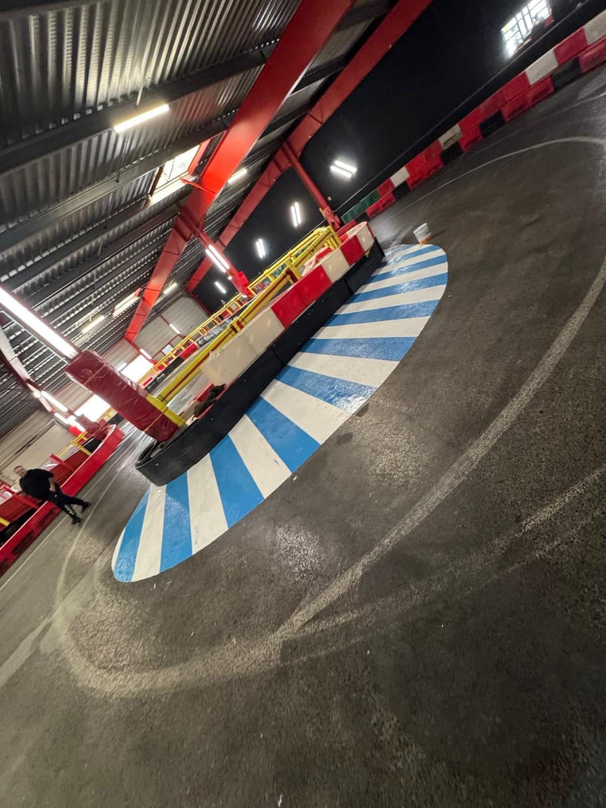 Professionnel aplatissant un enrobage