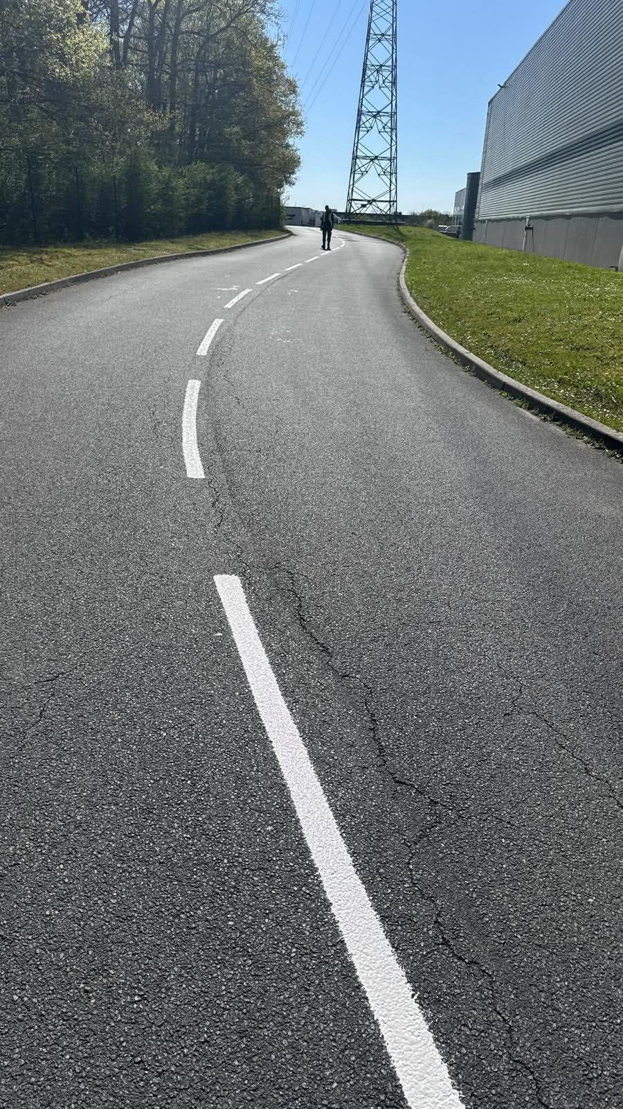 Pointillé de marquage au sol sur une route