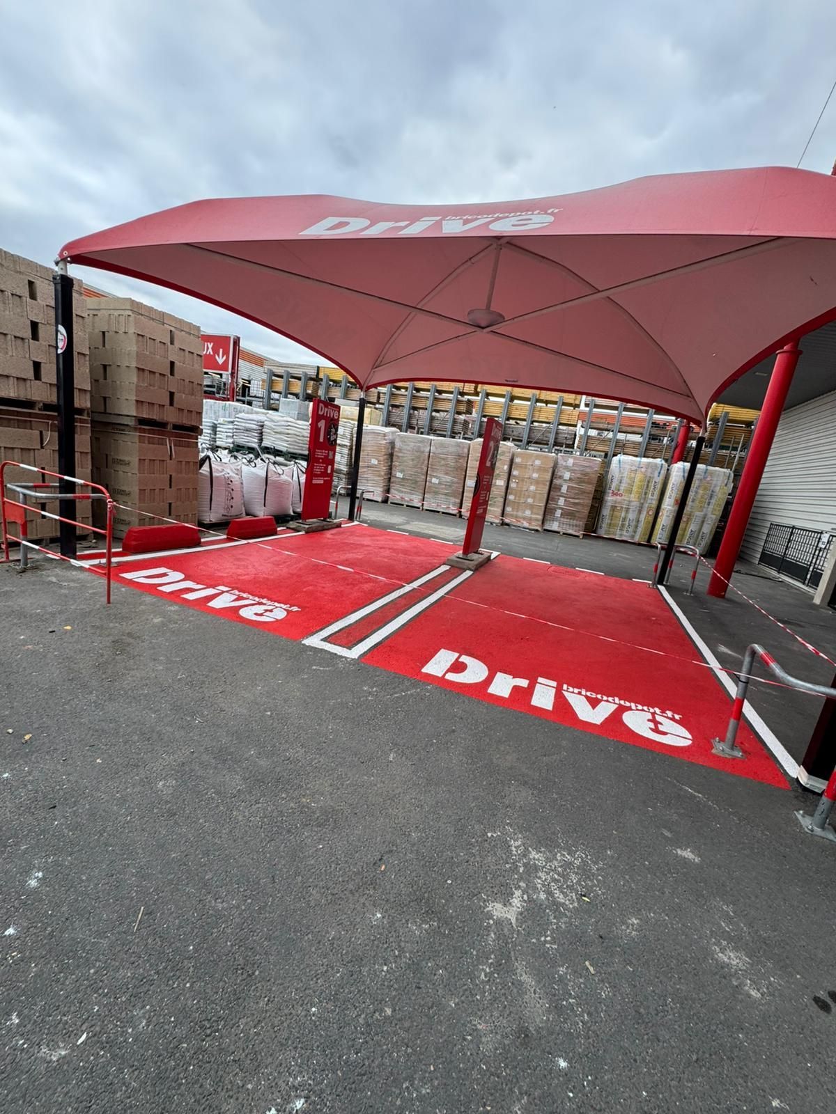 Enrobage d'une route près d'habitations