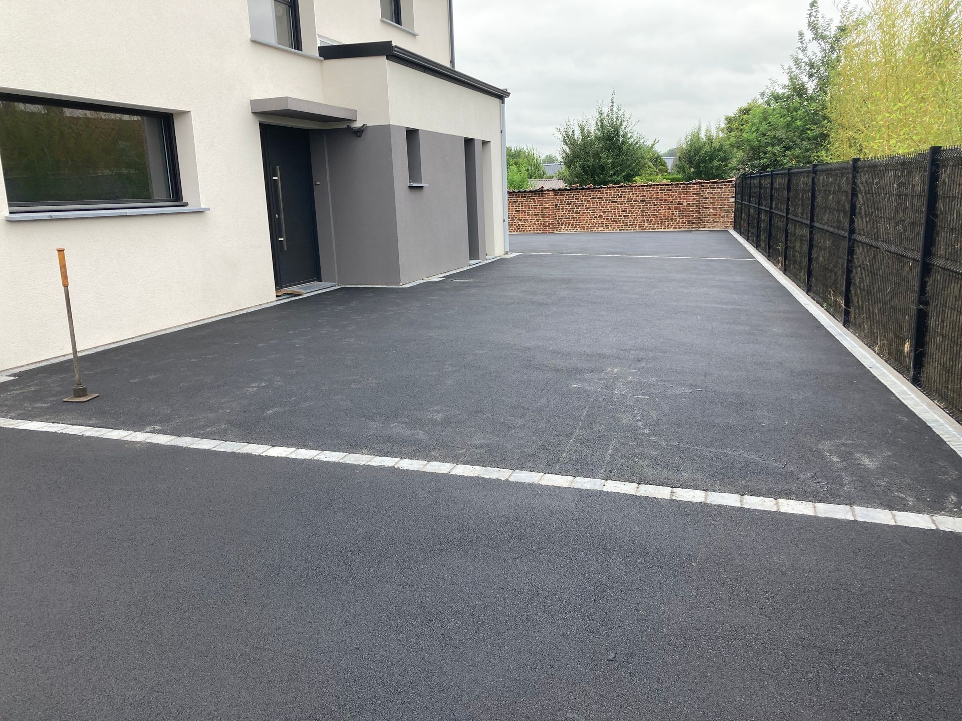 Extérieur d'une maison avec un enrobé