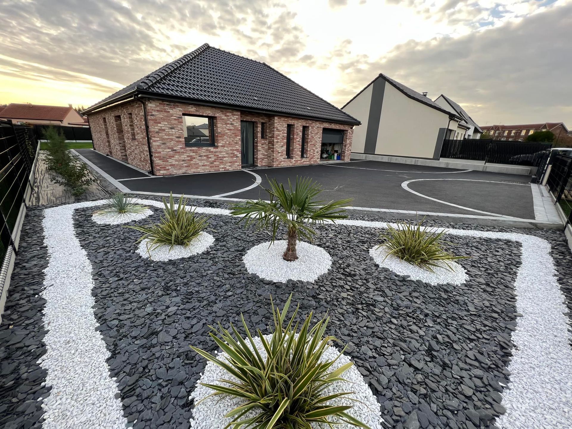 Maison en brique avec un bel extérieur 