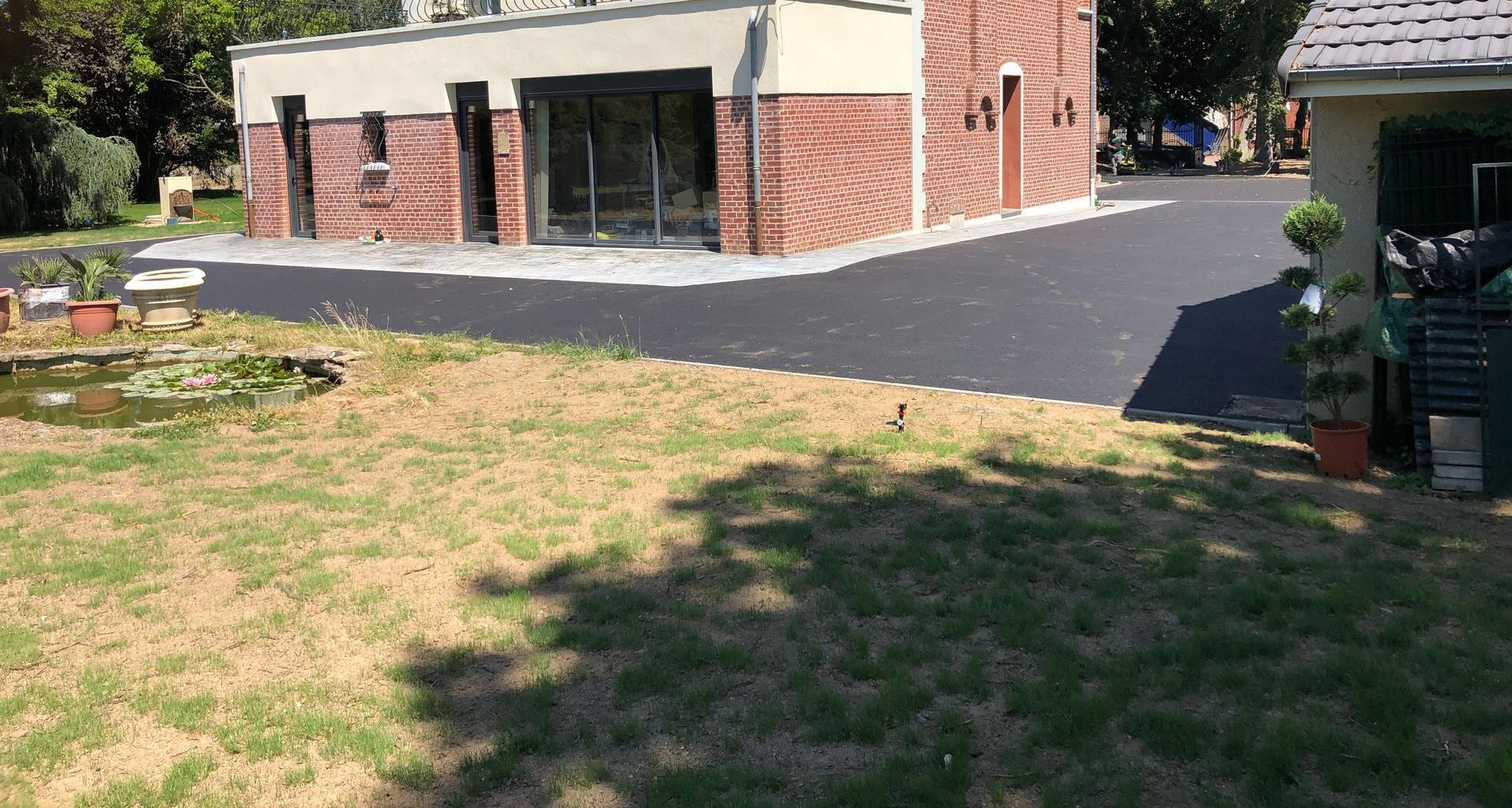 Bâtiment avec une cour en enrobé 