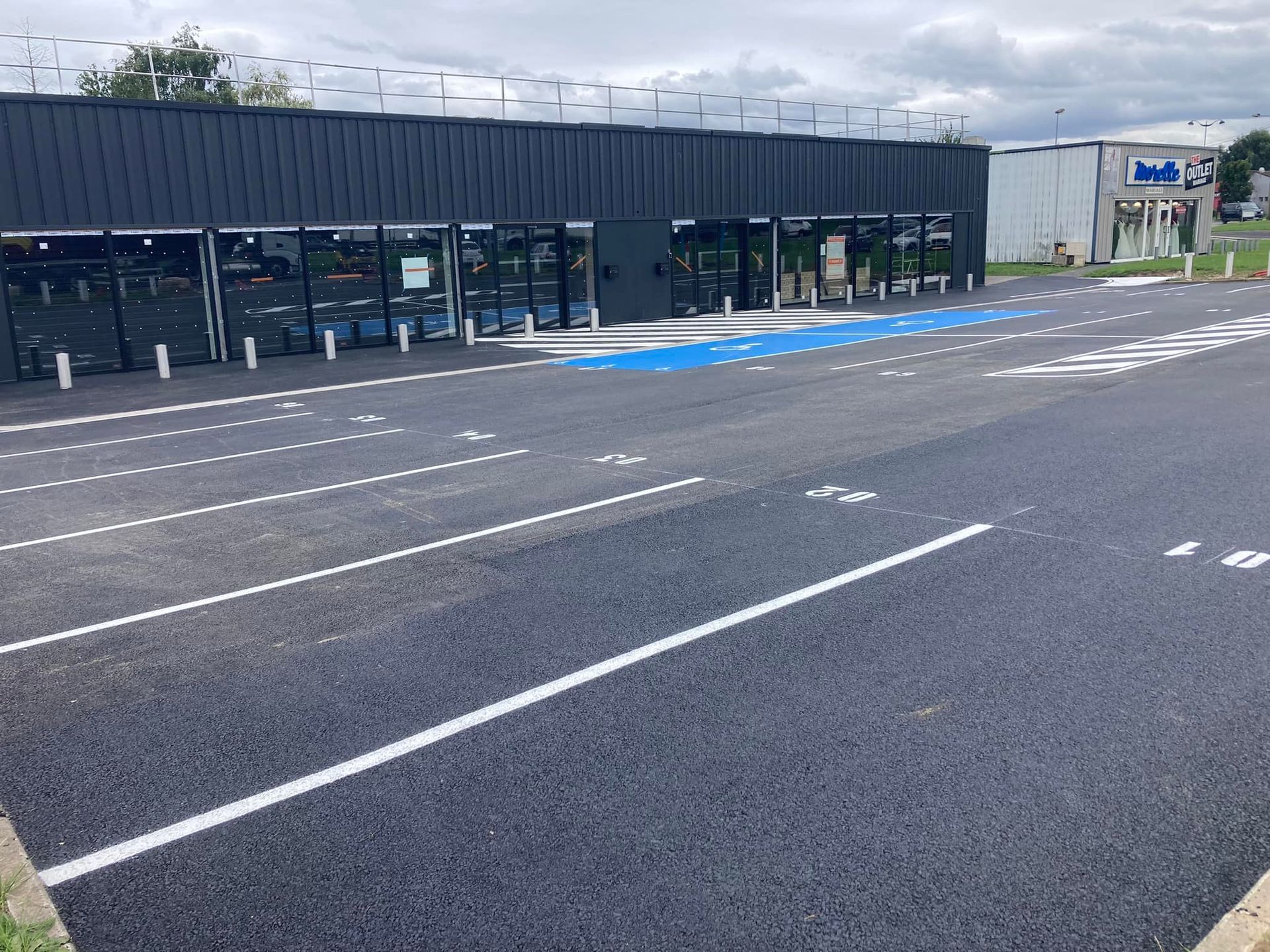 Enrobé avec signalisation au sol sur le parking d’un supermarché
