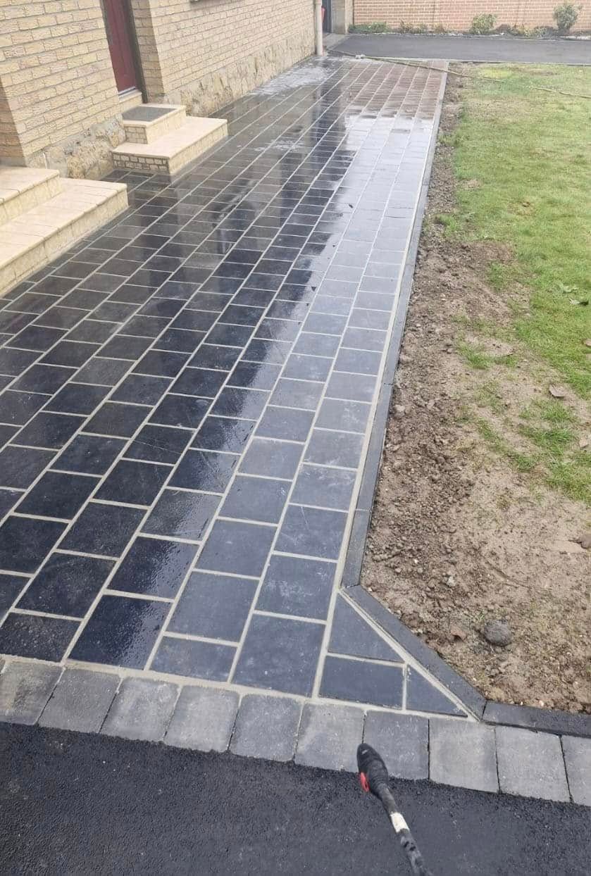 Dallage avec des pavés en marbre foncé