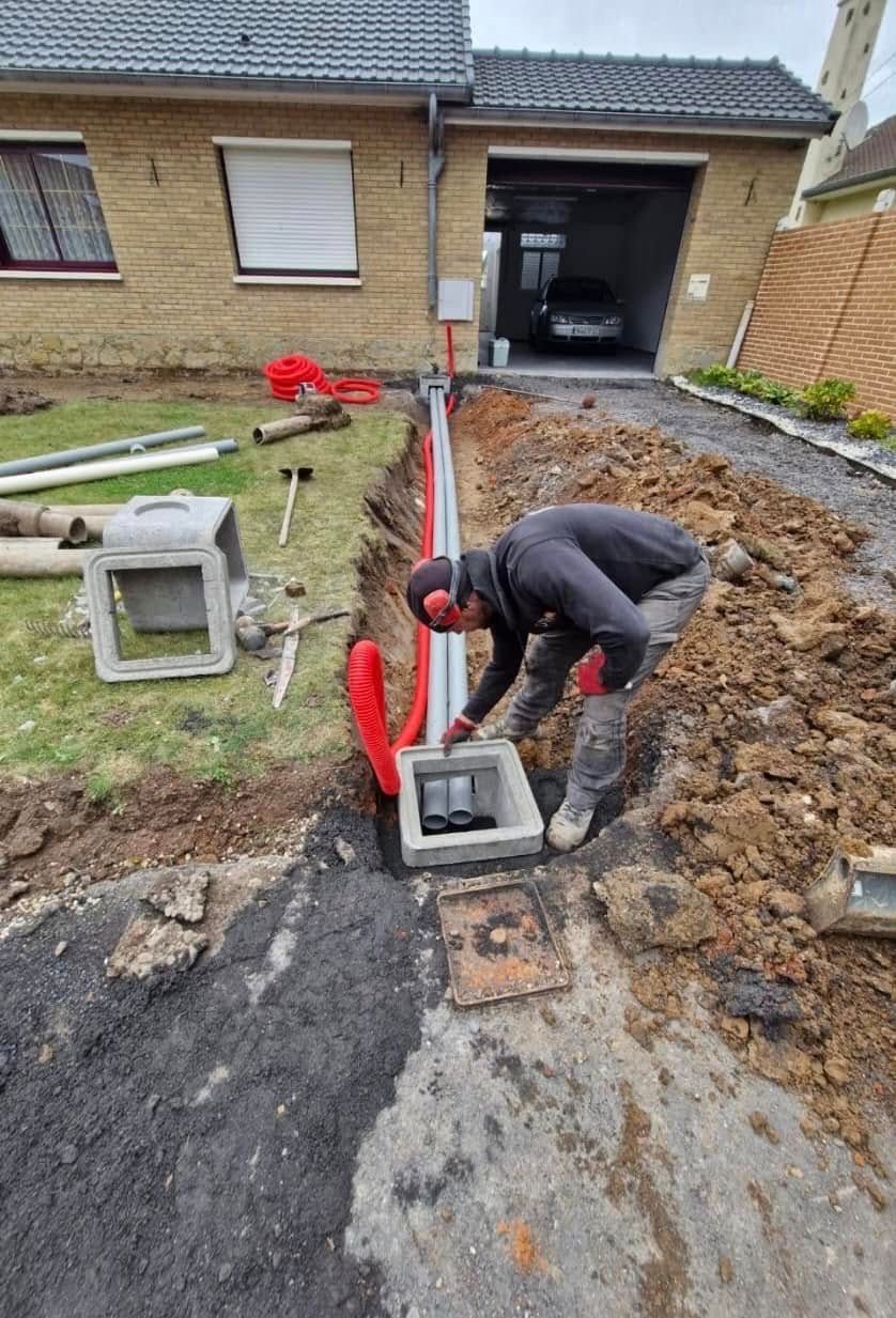 Professionnel effectuant le raccordement d'une habitation au réseau public d'assainissement