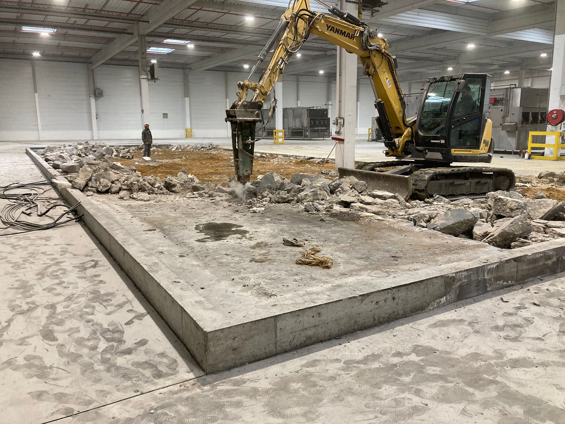 Chantier intérieur d'une démolition d'une chape béton