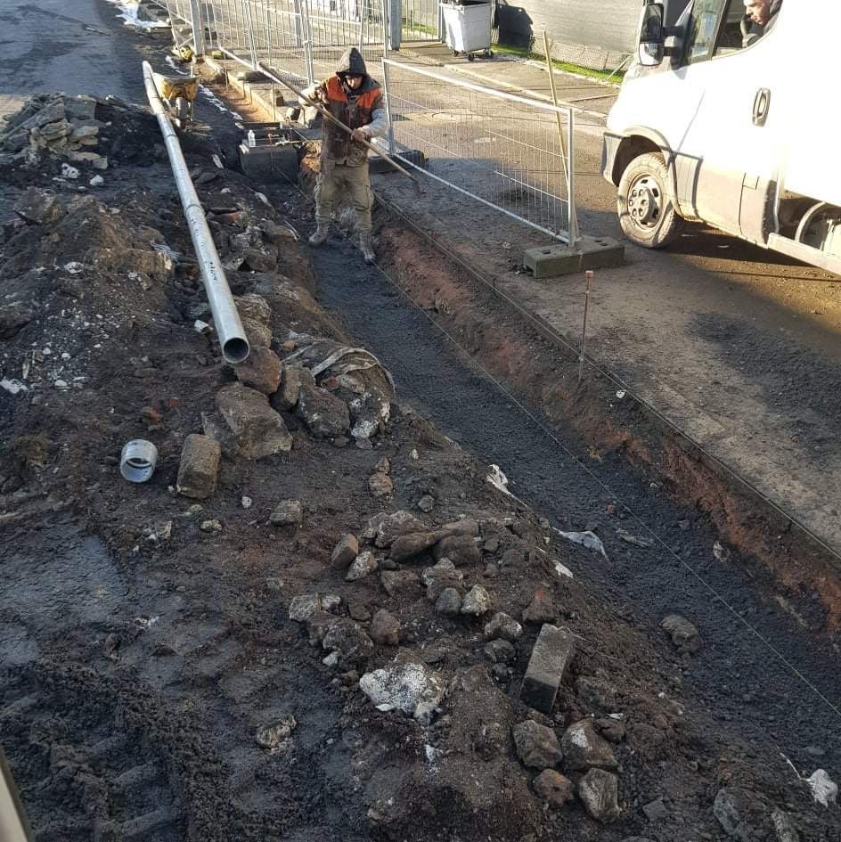 Travaux d'assainissement avec le façonnage d'une tranchée pour enterrer des tuyaux