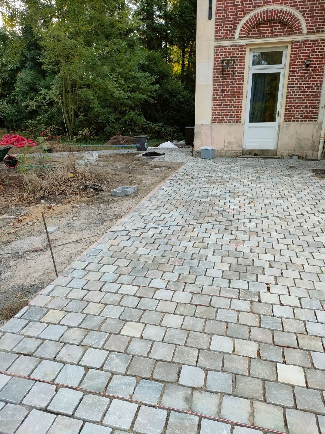 Allée pavée devant une maison