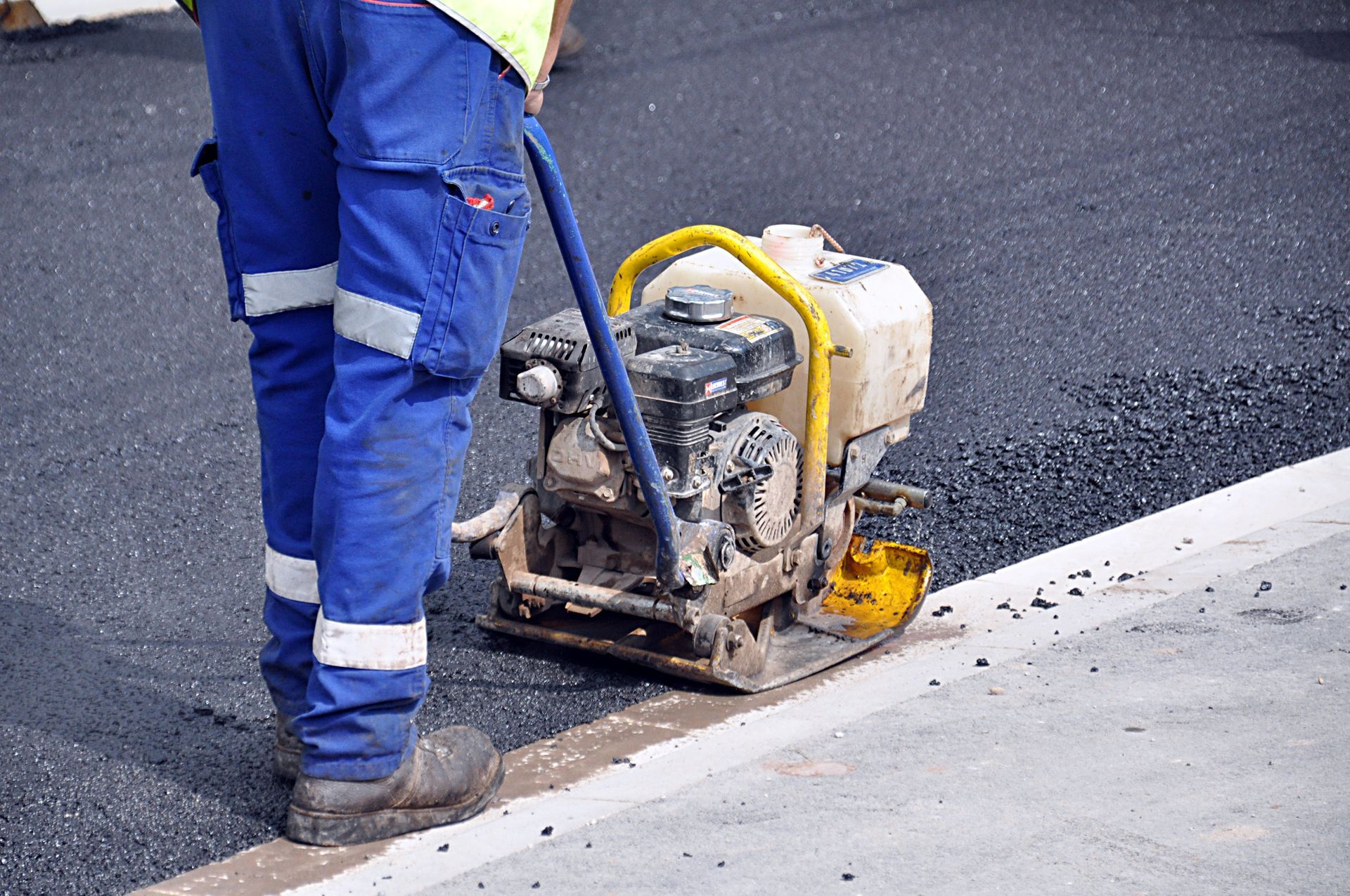 Professionnel aplatissant un enrobage