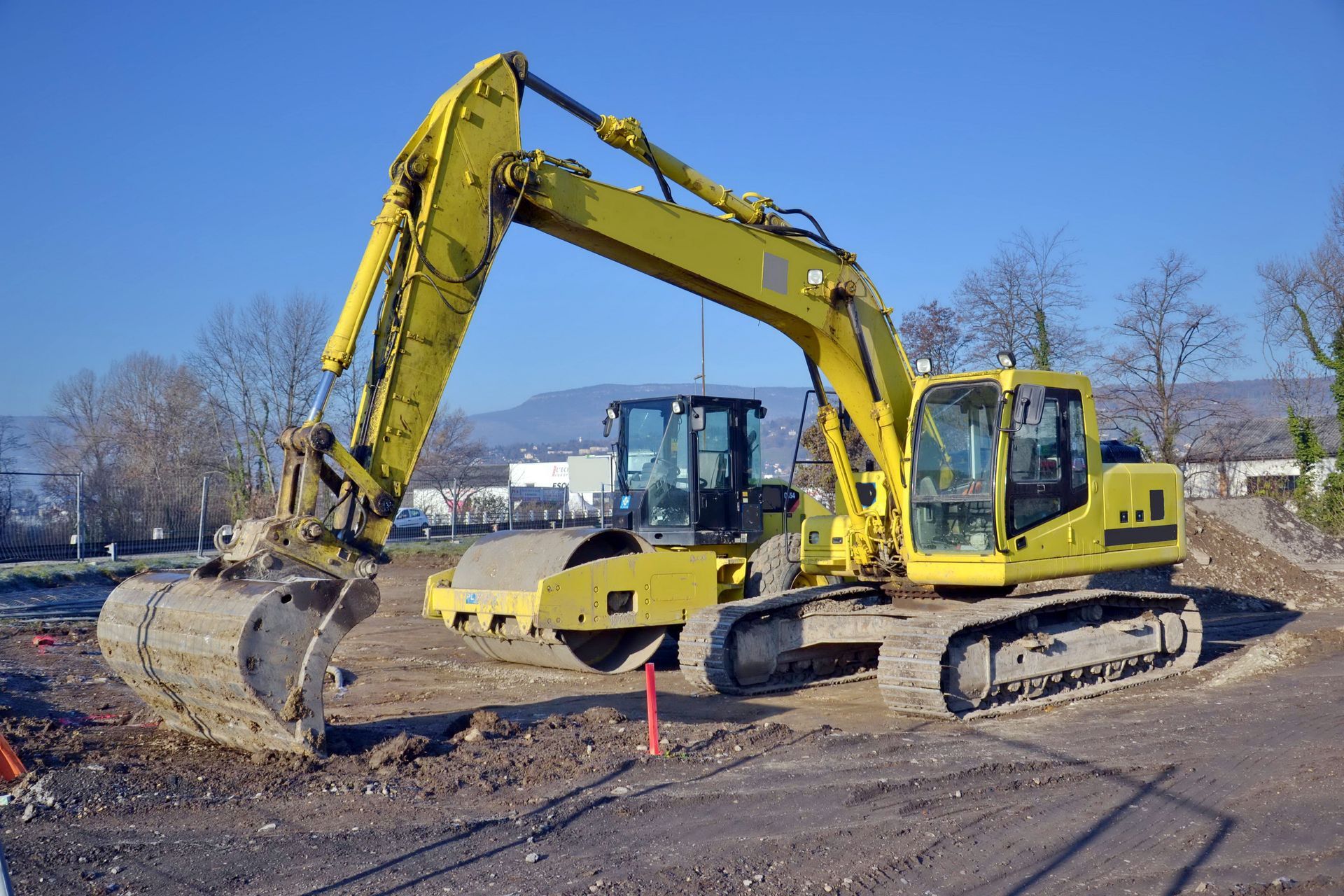 Engin de chantier sur une route enrobée